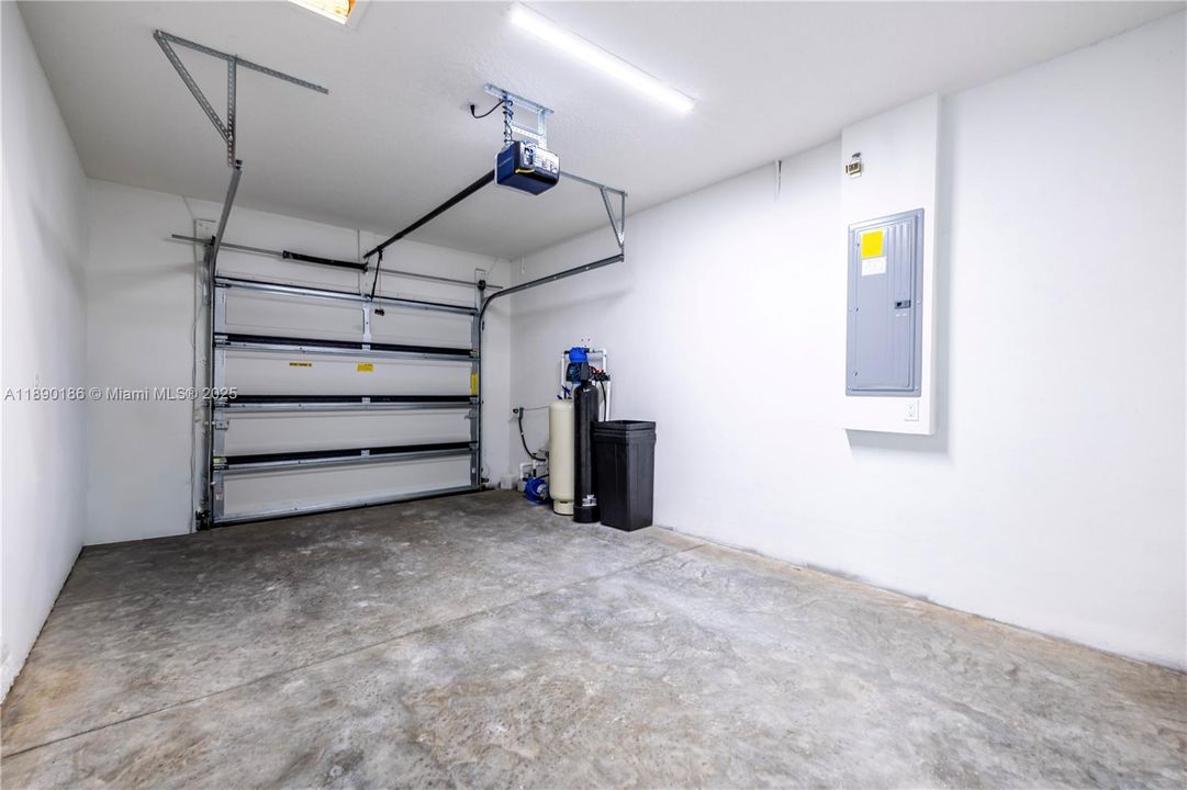 For Sale: $295,900 (3 beds, 2 baths, 1250 Square Feet)