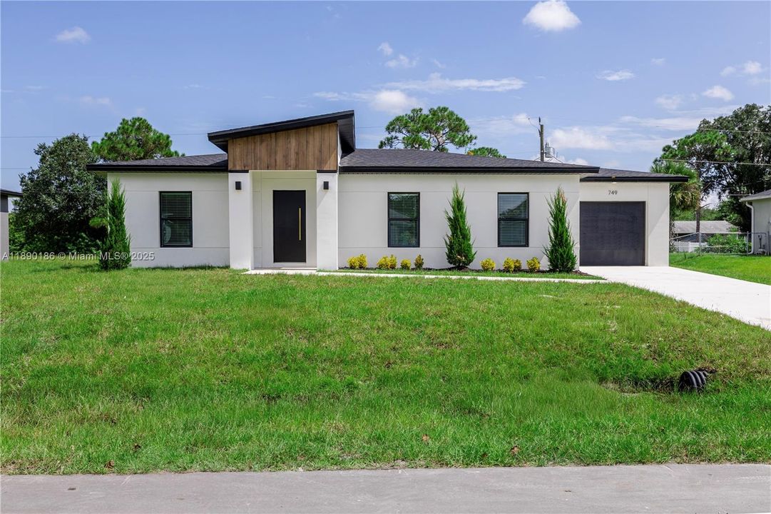 For Sale: $295,900 (3 beds, 2 baths, 1250 Square Feet)