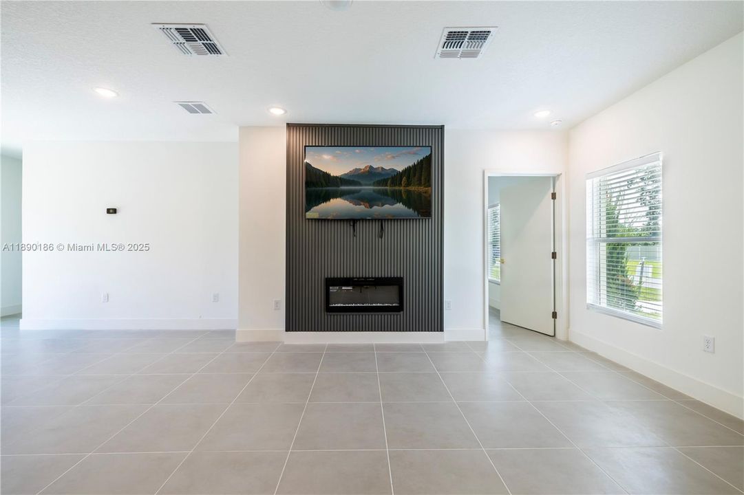 For Sale: $295,900 (3 beds, 2 baths, 1250 Square Feet)