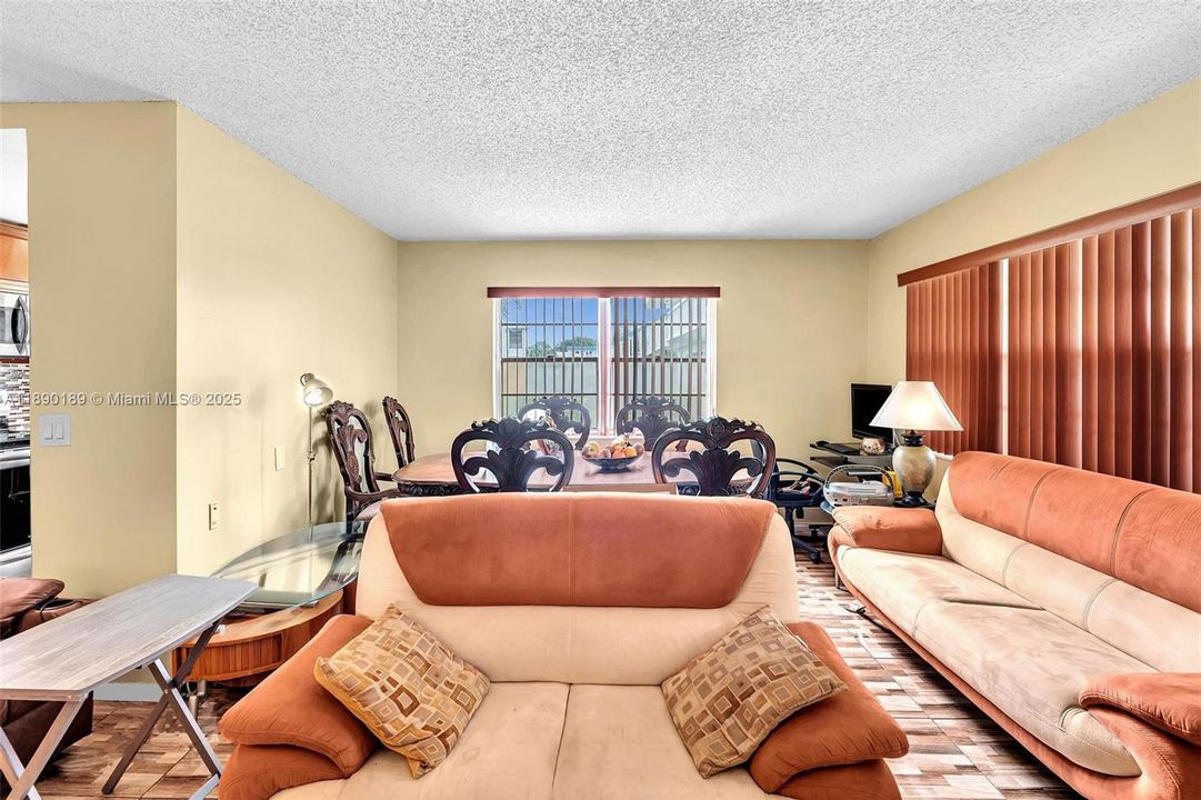 待售: $95,000 (1 贝兹, 1 浴室, 700 平方英尺)