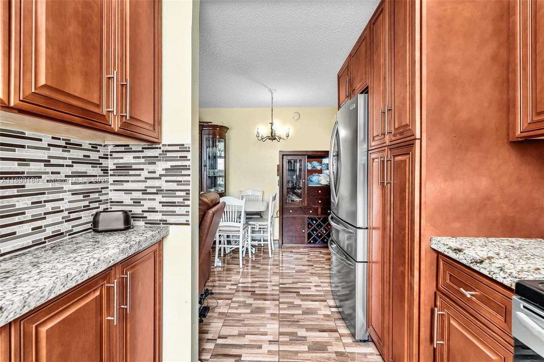 待售: $95,000 (1 贝兹, 1 浴室, 700 平方英尺)