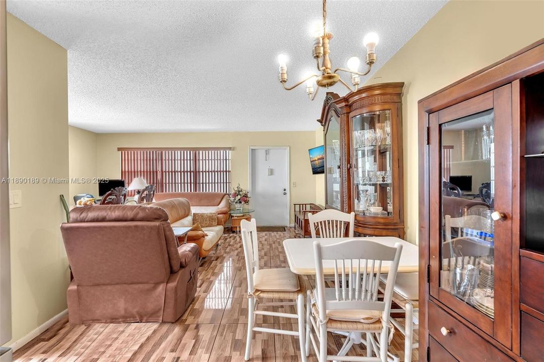 待售: $95,000 (1 贝兹, 1 浴室, 700 平方英尺)