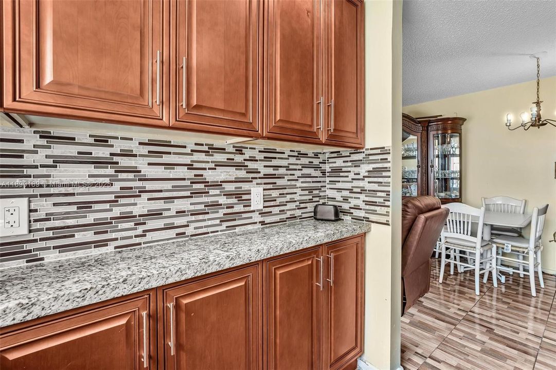 待售: $95,000 (1 贝兹, 1 浴室, 700 平方英尺)