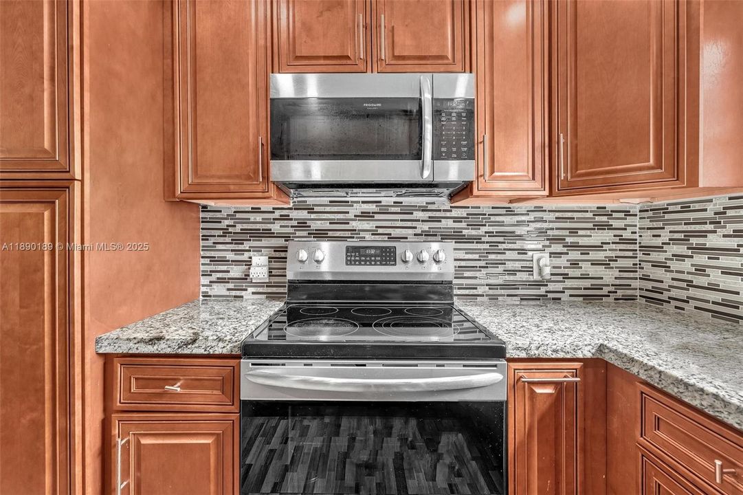 待售: $95,000 (1 贝兹, 1 浴室, 700 平方英尺)