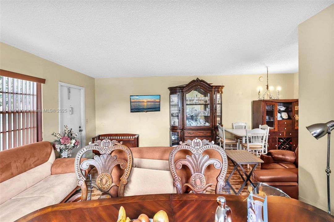 待售: $95,000 (1 贝兹, 1 浴室, 700 平方英尺)