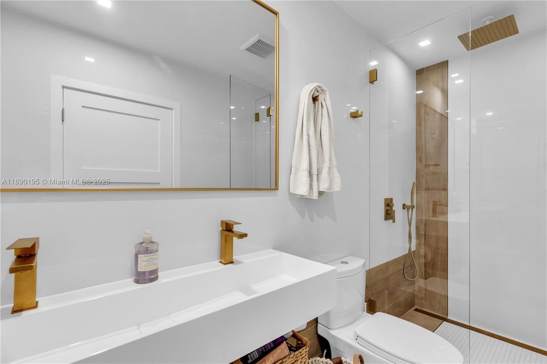 For Sale: $7,995,000 (4 beds, 5 baths, 4048 Square Feet)