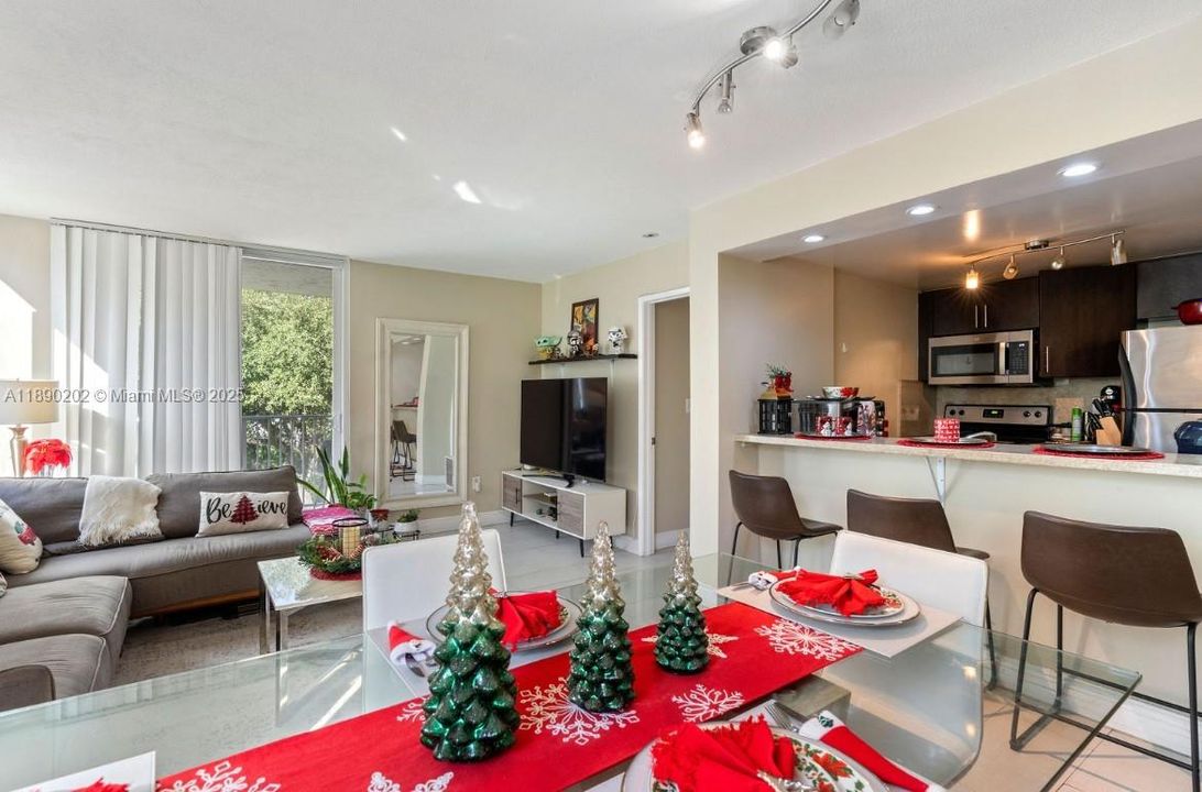 待售: $297,000 (2 贝兹, 2 浴室, 914 平方英尺)