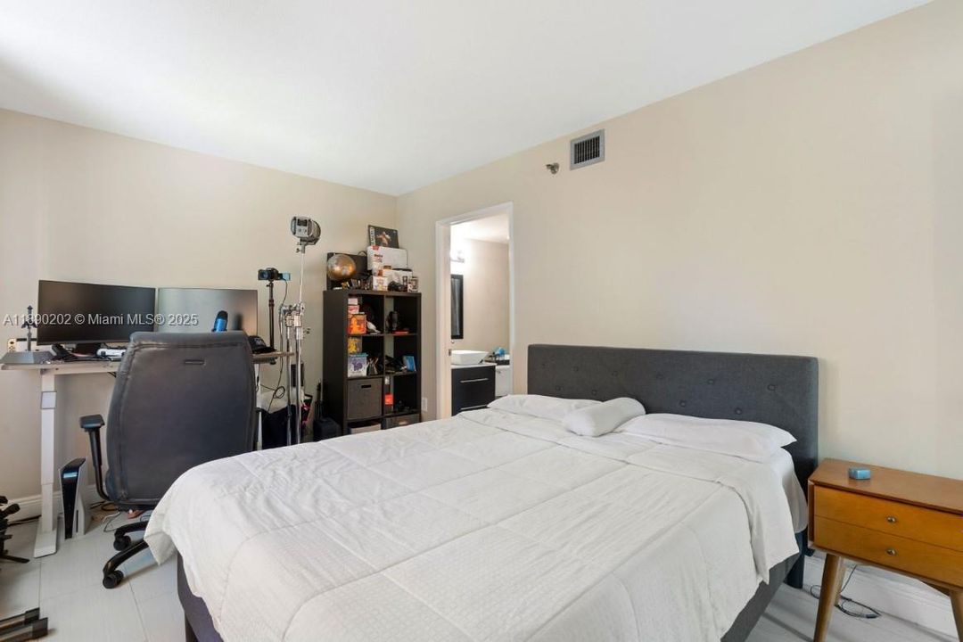 待售: $297,000 (2 贝兹, 2 浴室, 914 平方英尺)