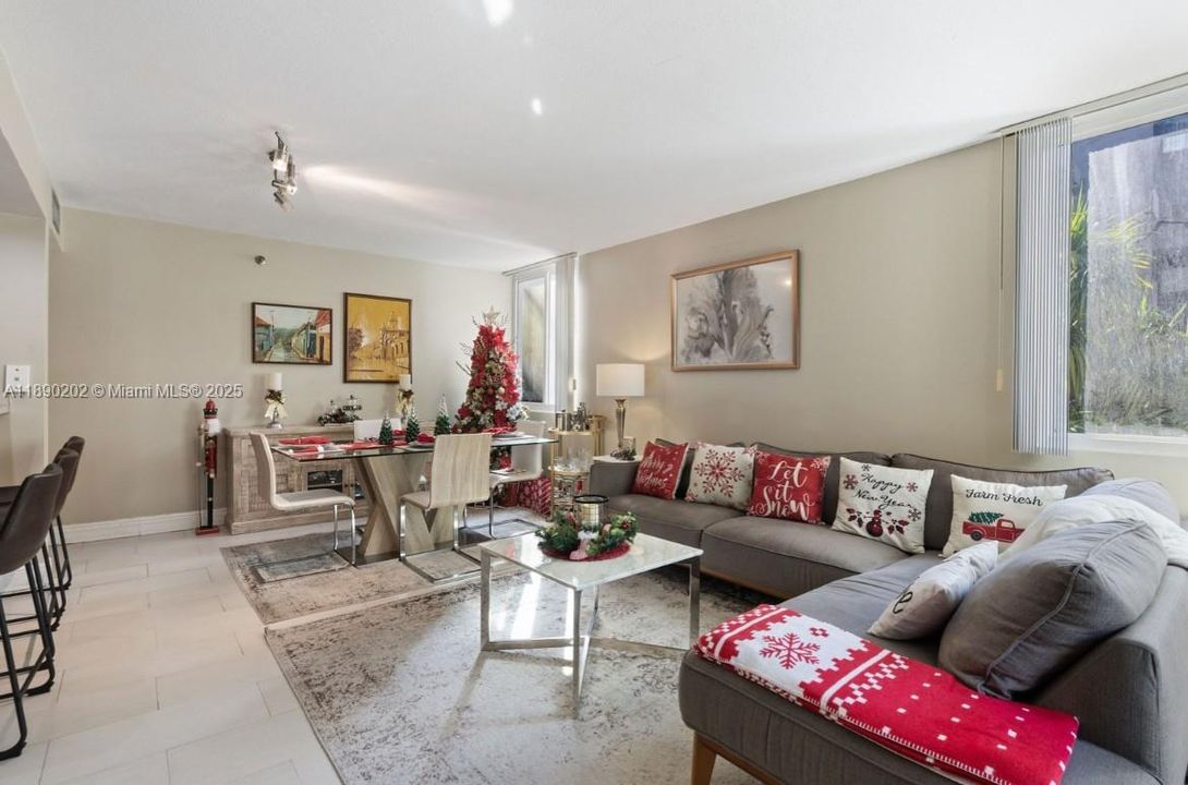 待售: $297,000 (2 贝兹, 2 浴室, 914 平方英尺)