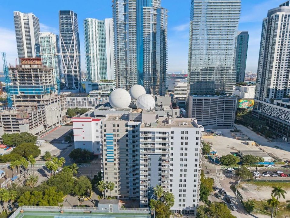 待售: $297,000 (2 贝兹, 2 浴室, 914 平方英尺)