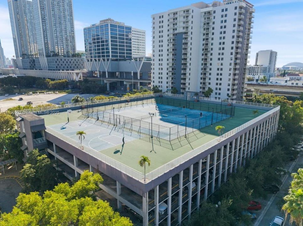 待售: $297,000 (2 贝兹, 2 浴室, 914 平方英尺)