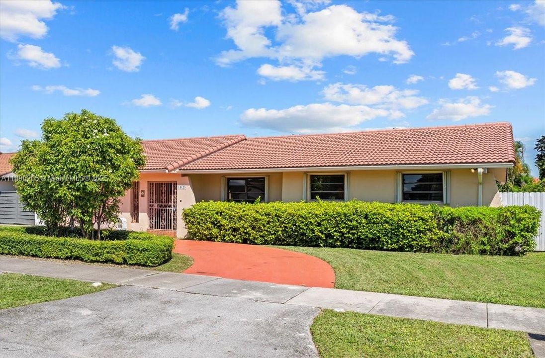 最近售出: $799,900 (4 贝兹, 2 浴室, 1826 平方英尺)