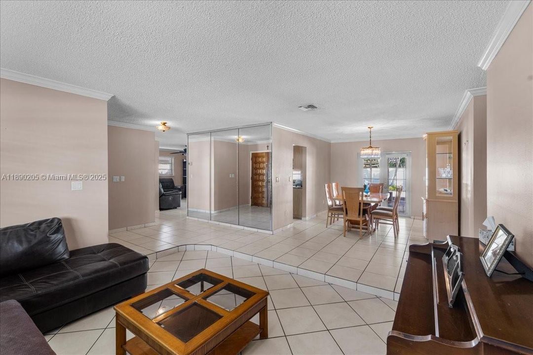 最近售出: $799,900 (4 贝兹, 2 浴室, 1826 平方英尺)