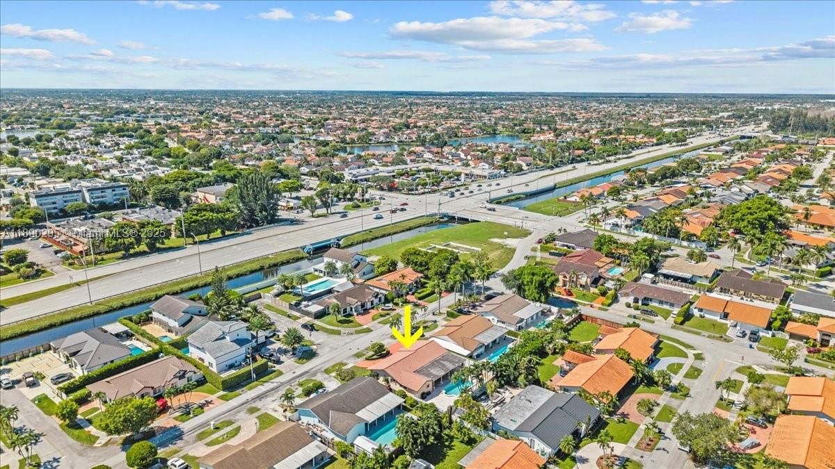 最近售出: $799,900 (4 贝兹, 2 浴室, 1826 平方英尺)