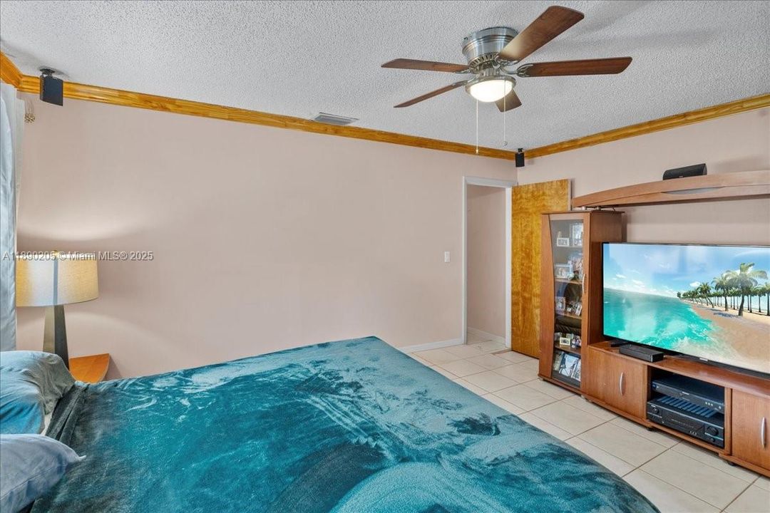 最近售出: $799,900 (4 贝兹, 2 浴室, 1826 平方英尺)