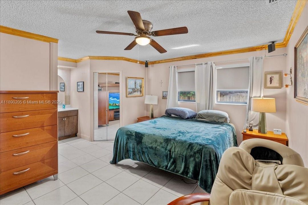 最近售出: $799,900 (4 贝兹, 2 浴室, 1826 平方英尺)