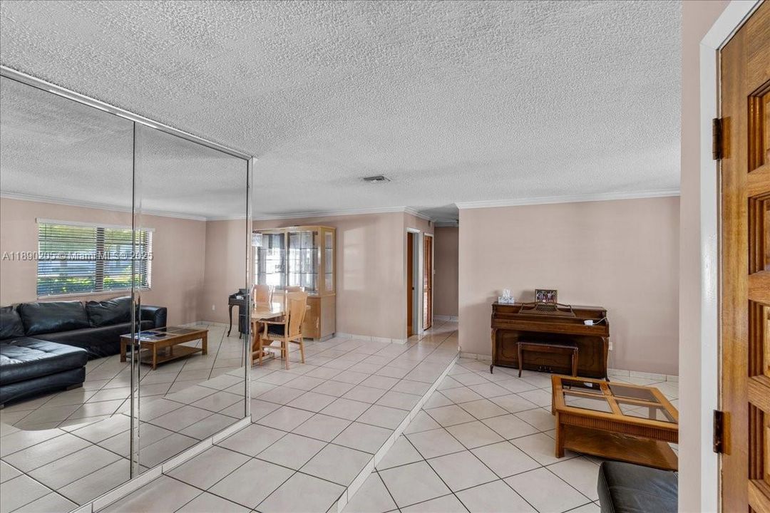 最近售出: $799,900 (4 贝兹, 2 浴室, 1826 平方英尺)