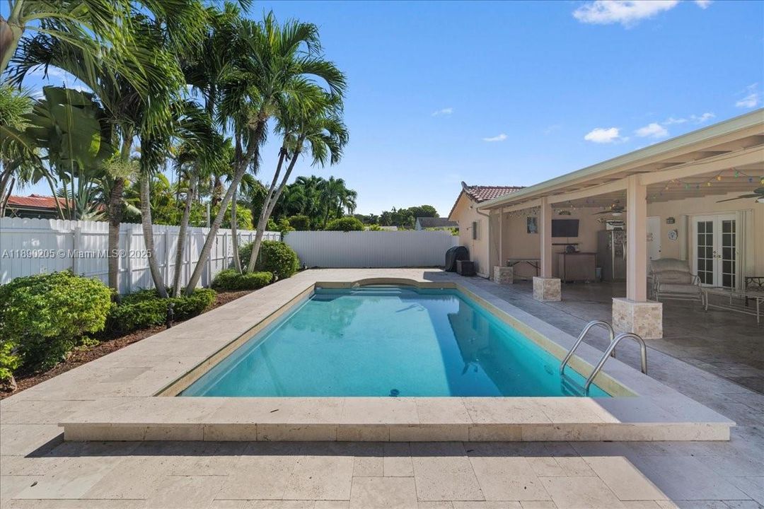 最近售出: $799,900 (4 贝兹, 2 浴室, 1826 平方英尺)