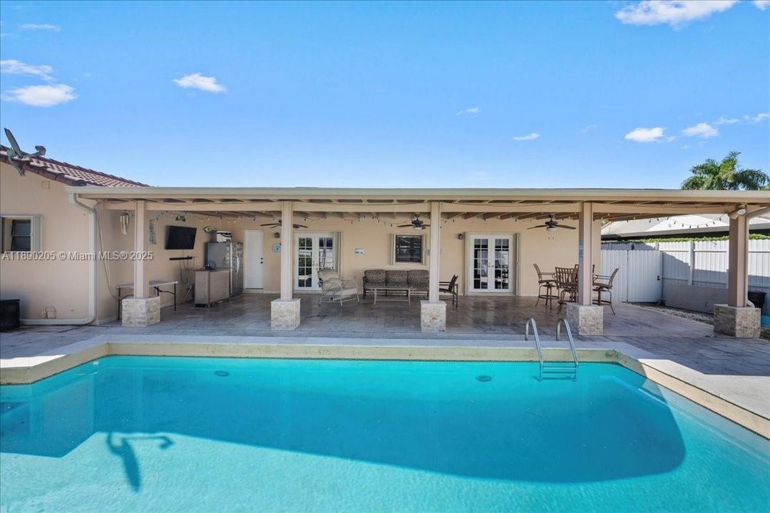 最近售出: $799,900 (4 贝兹, 2 浴室, 1826 平方英尺)