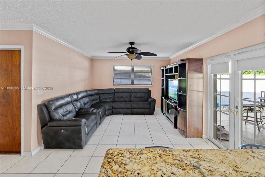 最近售出: $799,900 (4 贝兹, 2 浴室, 1826 平方英尺)