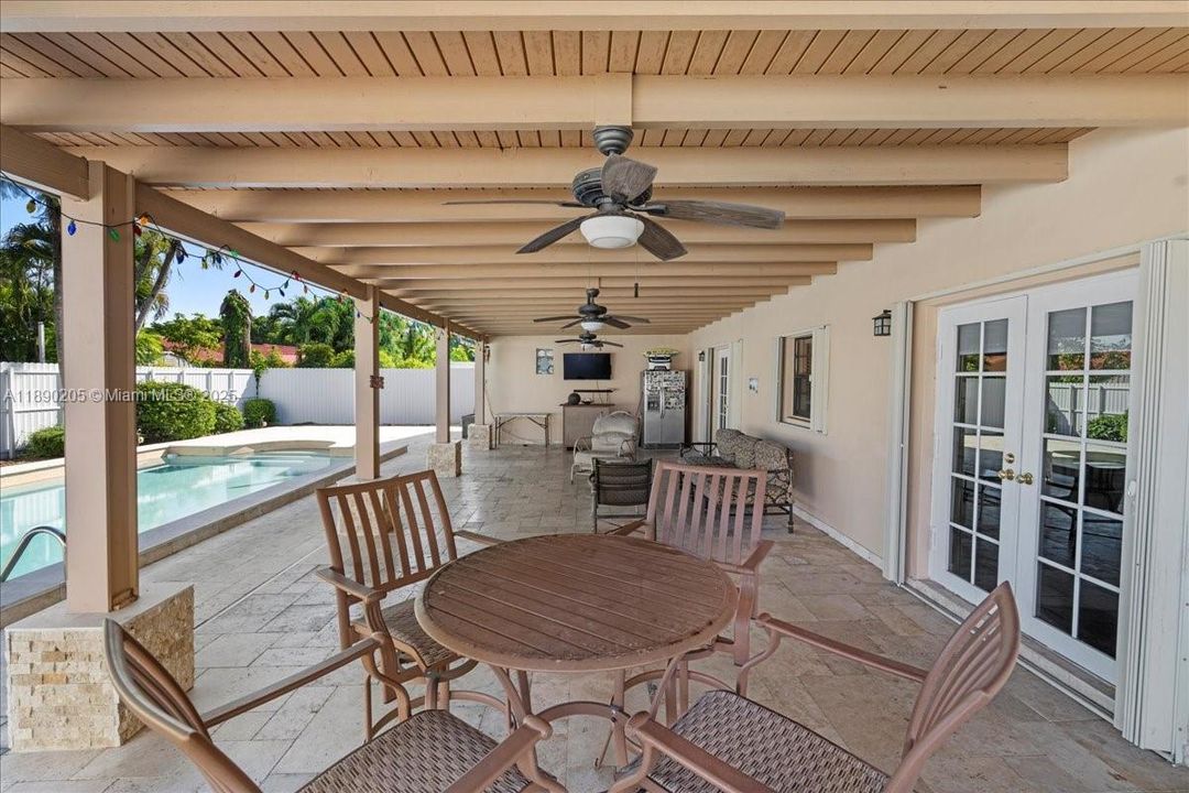 最近售出: $799,900 (4 贝兹, 2 浴室, 1826 平方英尺)