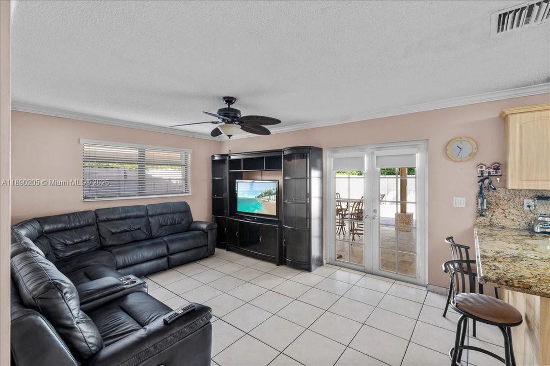 最近售出: $799,900 (4 贝兹, 2 浴室, 1826 平方英尺)