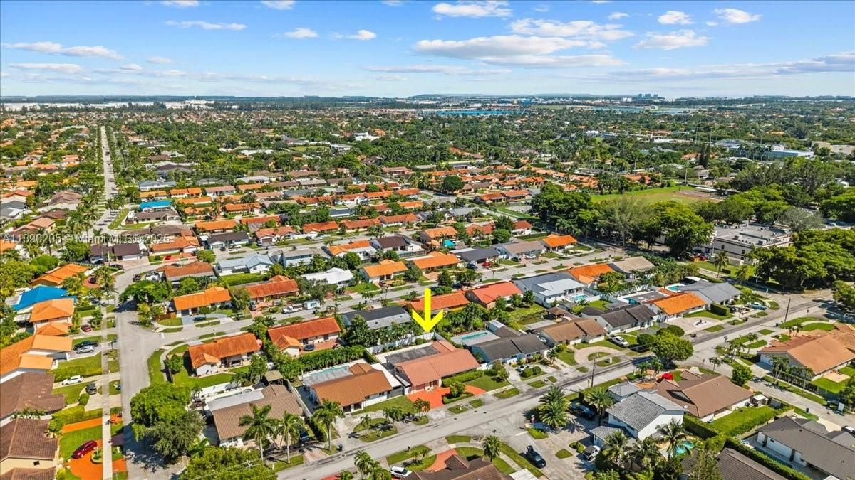 最近售出: $799,900 (4 贝兹, 2 浴室, 1826 平方英尺)