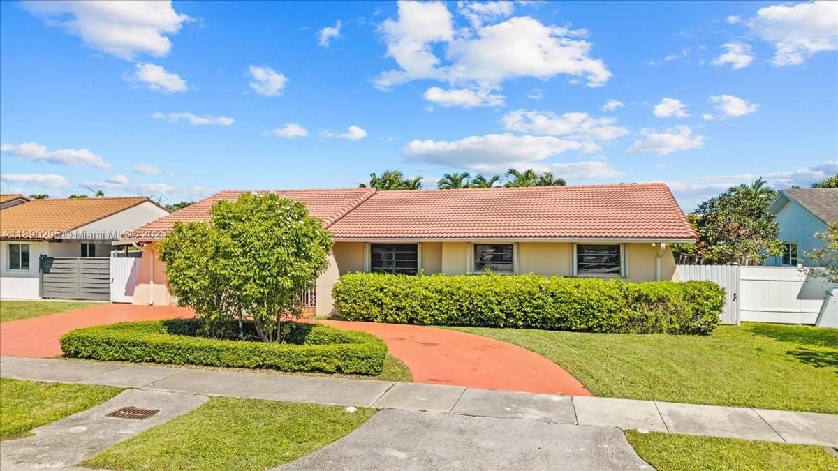 最近售出: $799,900 (4 贝兹, 2 浴室, 1826 平方英尺)