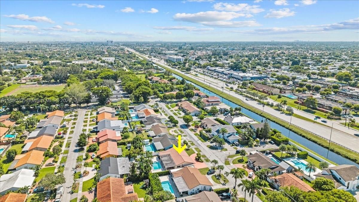 最近售出: $799,900 (4 贝兹, 2 浴室, 1826 平方英尺)