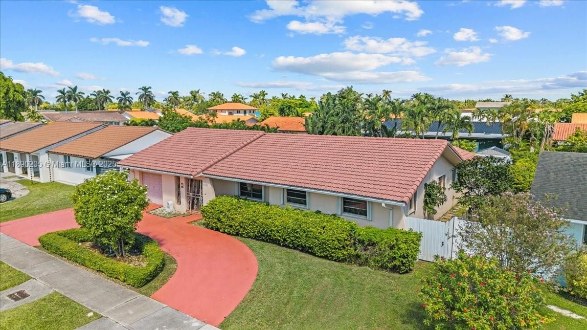 最近售出: $799,900 (4 贝兹, 2 浴室, 1826 平方英尺)