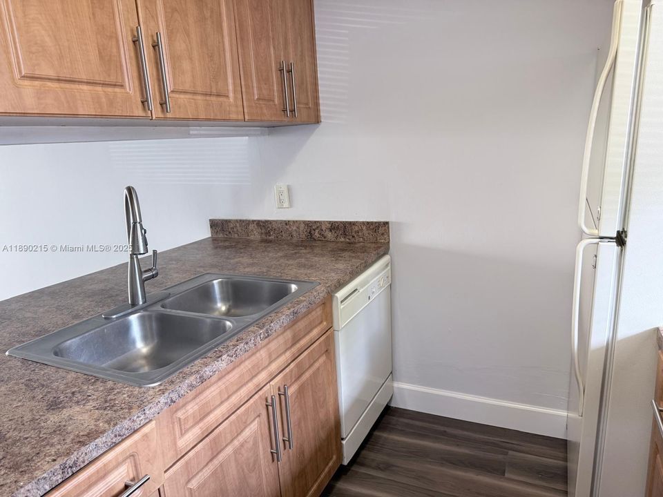 Active With Contract: $2,000 (2 beds, 2 baths, 767 Square Feet)
