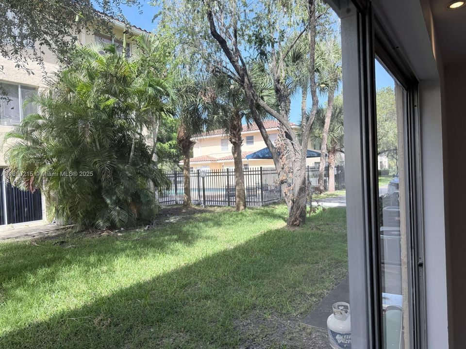 Active With Contract: $2,000 (2 beds, 2 baths, 767 Square Feet)