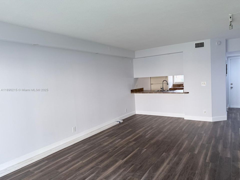 Active With Contract: $2,000 (2 beds, 2 baths, 767 Square Feet)