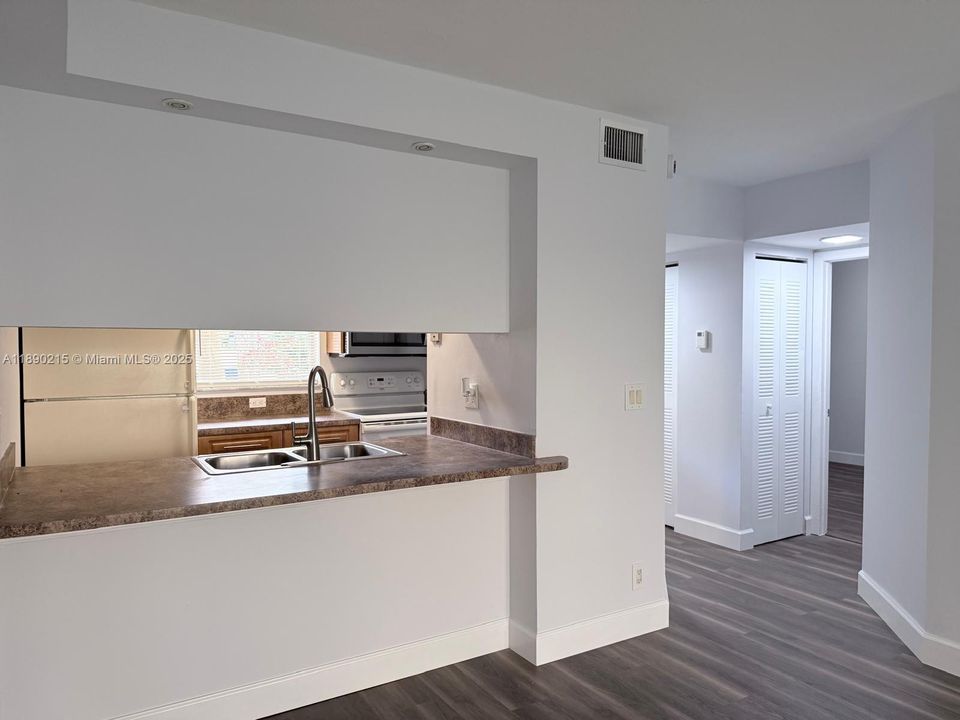 Active With Contract: $2,000 (2 beds, 2 baths, 767 Square Feet)