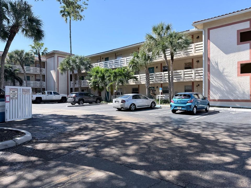 Active With Contract: $2,000 (2 beds, 2 baths, 767 Square Feet)