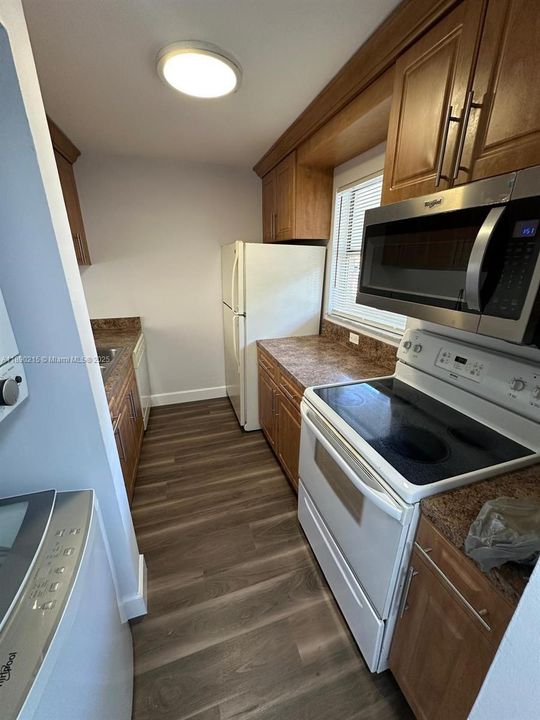 Active With Contract: $2,000 (2 beds, 2 baths, 767 Square Feet)