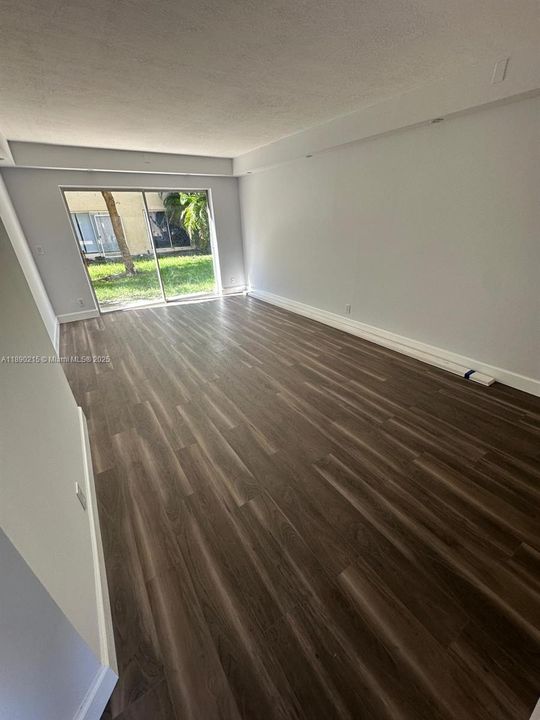 Active With Contract: $2,000 (2 beds, 2 baths, 767 Square Feet)