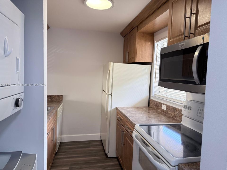 Active With Contract: $2,000 (2 beds, 2 baths, 767 Square Feet)