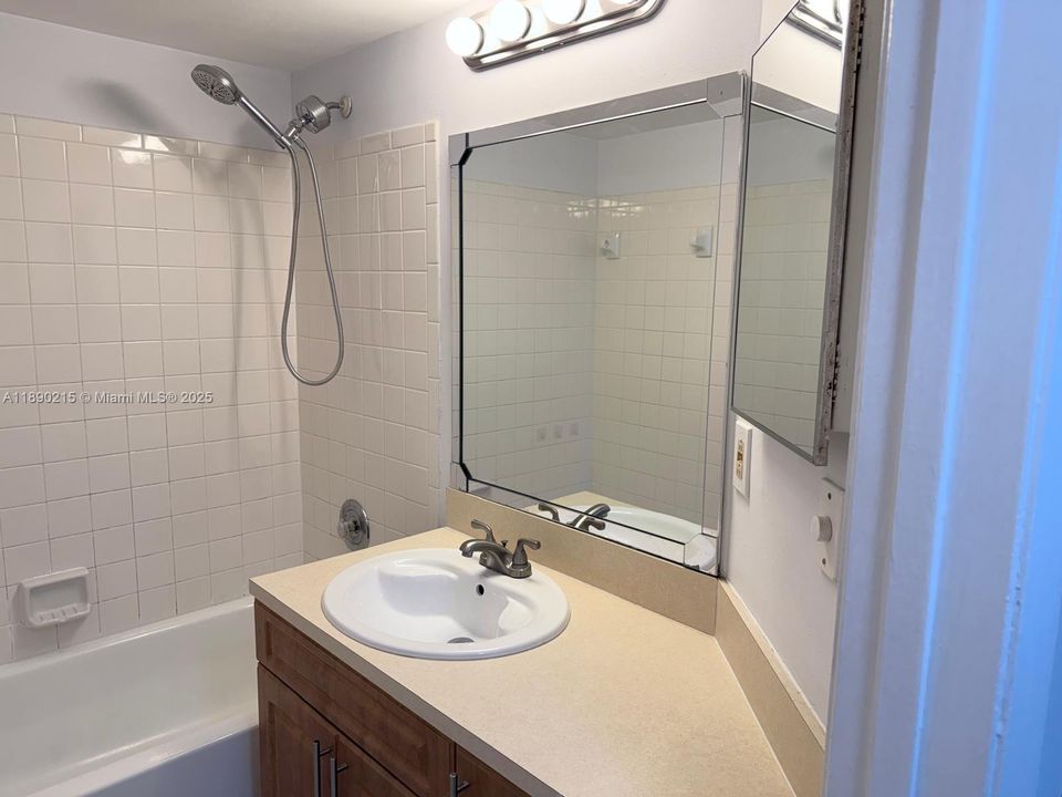 Active With Contract: $2,000 (2 beds, 2 baths, 767 Square Feet)