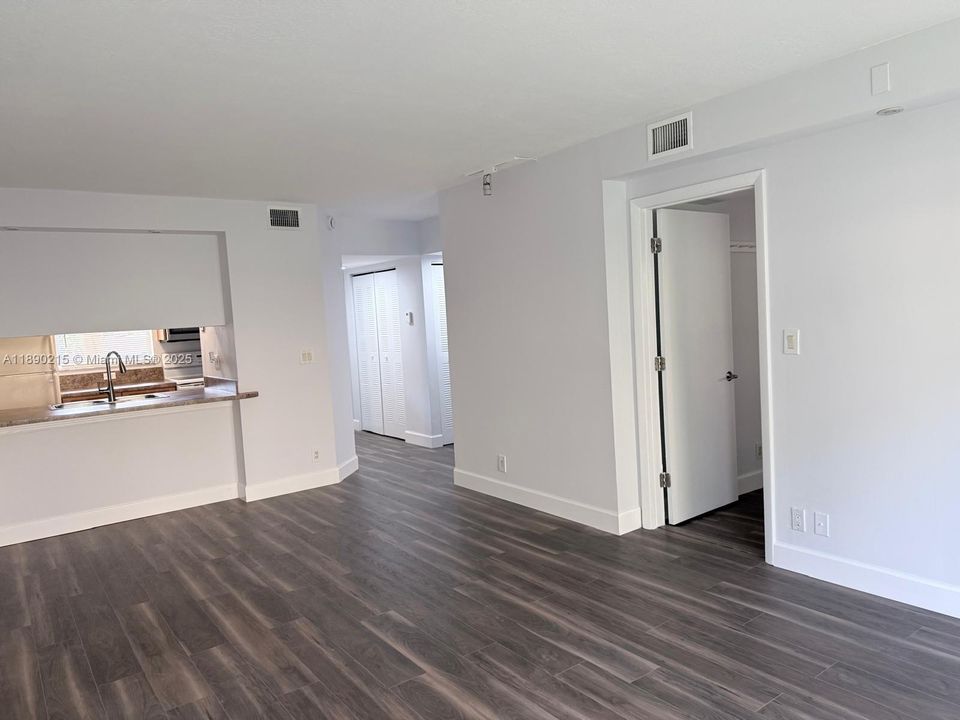 Active With Contract: $2,000 (2 beds, 2 baths, 767 Square Feet)