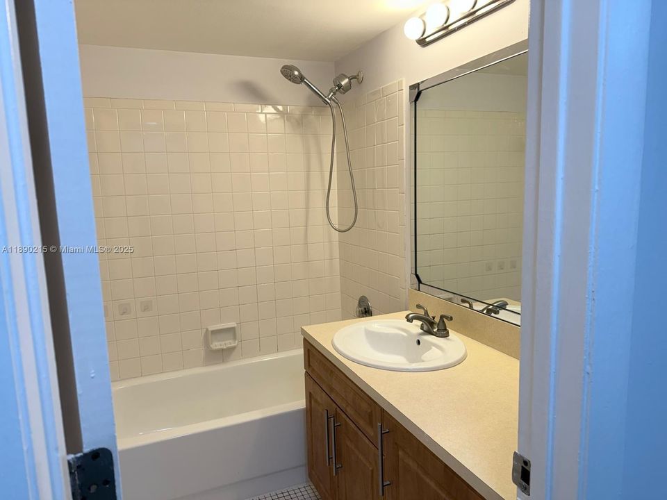 Active With Contract: $2,000 (2 beds, 2 baths, 767 Square Feet)