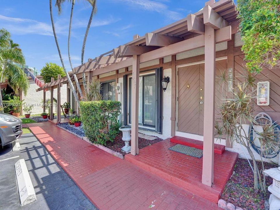 En Venta: $699,000 (0.04 acres)