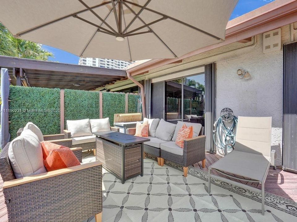 En Venta: $699,000 (0.04 acres)