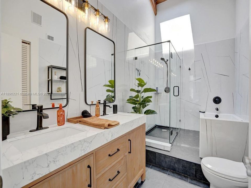 En Venta: $699,000 (0.04 acres)