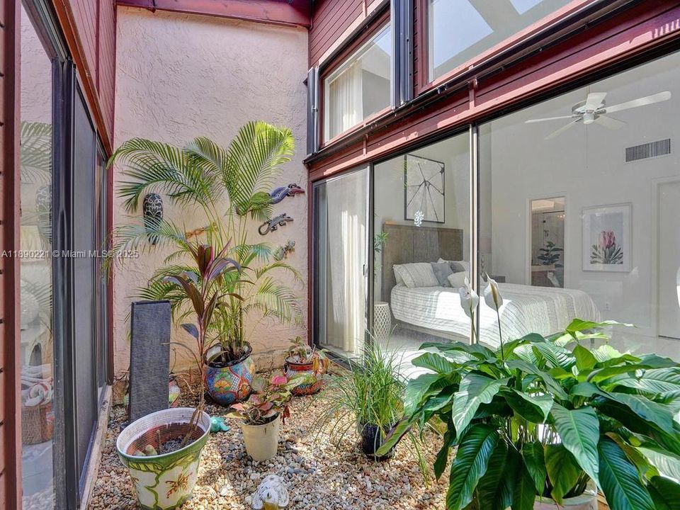 En Venta: $699,000 (0.04 acres)