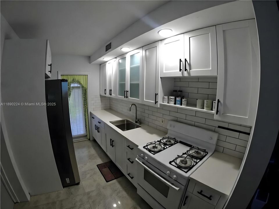 Active With Contract: $550,000 (3 beds, 2 baths, 866 Square Feet)