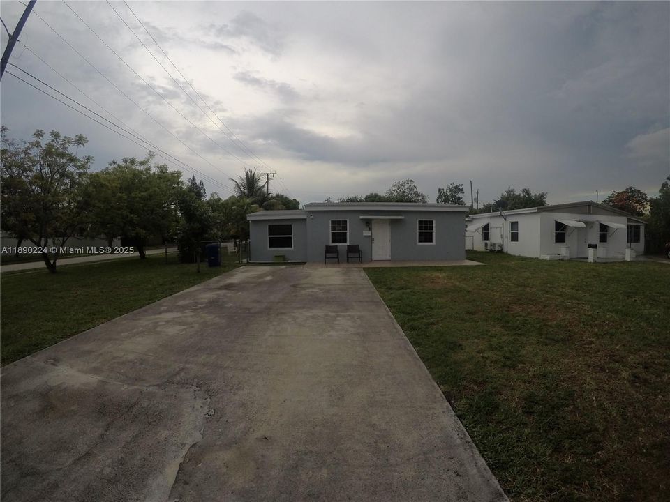 Active With Contract: $550,000 (3 beds, 2 baths, 866 Square Feet)