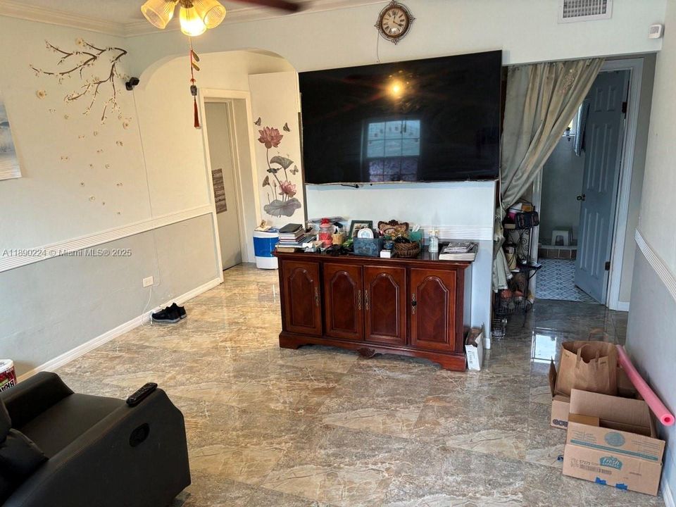 Active With Contract: $550,000 (3 beds, 2 baths, 866 Square Feet)