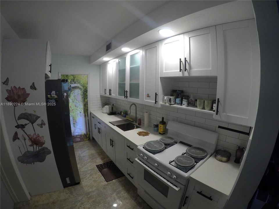 Active With Contract: $550,000 (3 beds, 2 baths, 866 Square Feet)