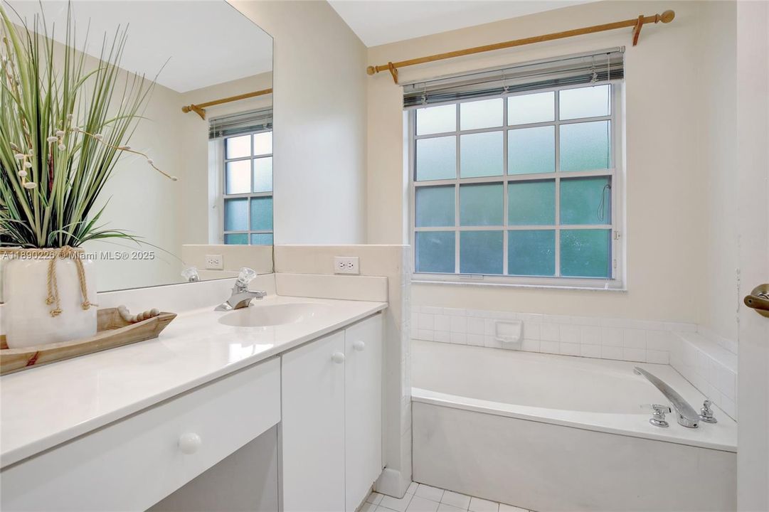 Activo con contrato: $585,000 (4 camas, 2 baños, 1851 Pies cuadrados)